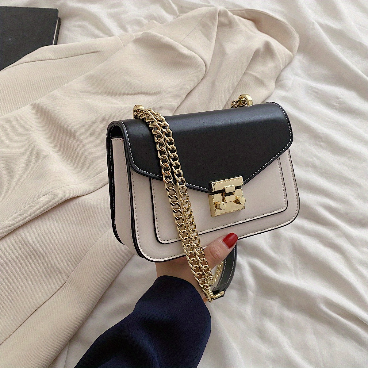 WHITE CROSSBODY BAG WITH GOLD CHAIN