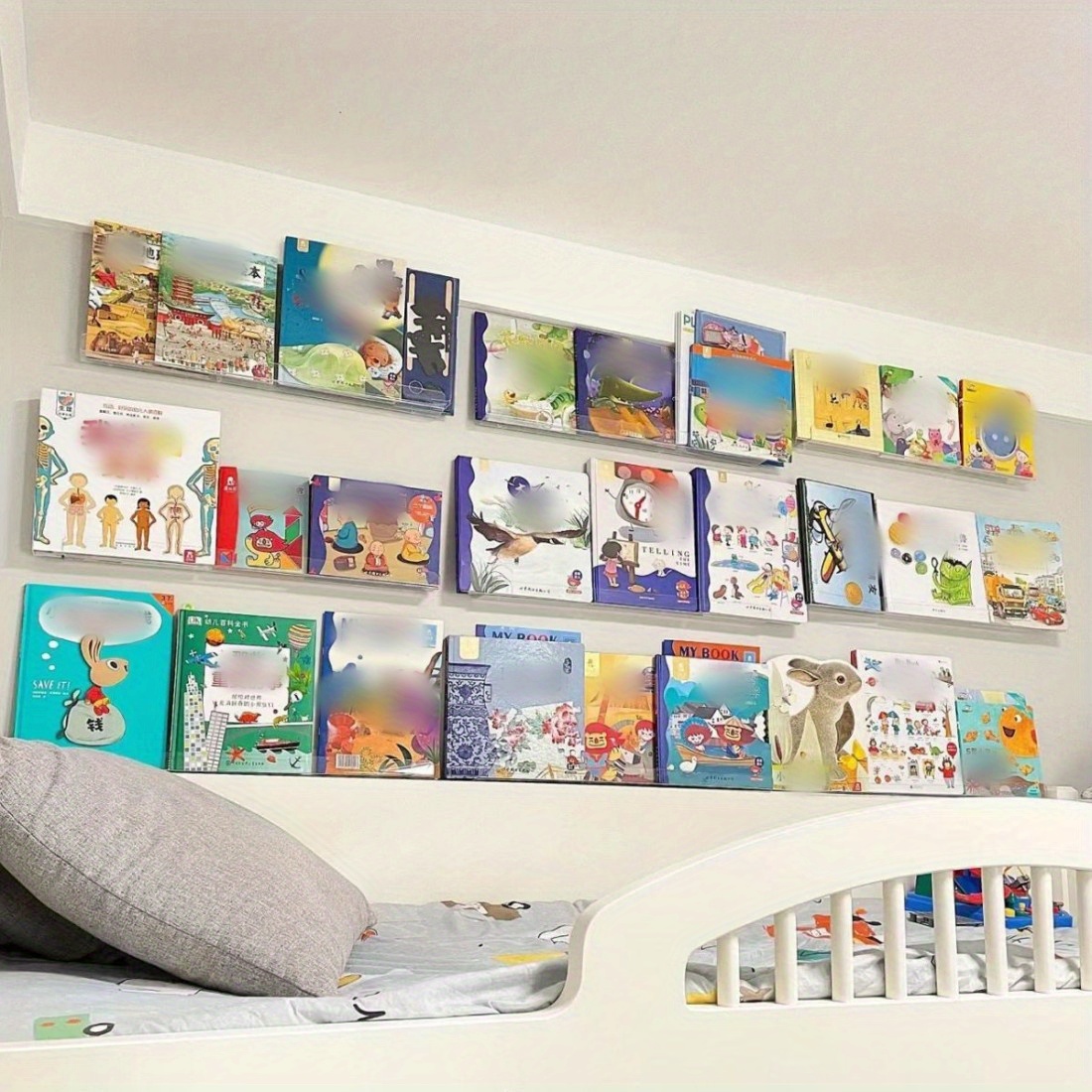 Un estante para libros montado en la pared hecho con formas geométricas.