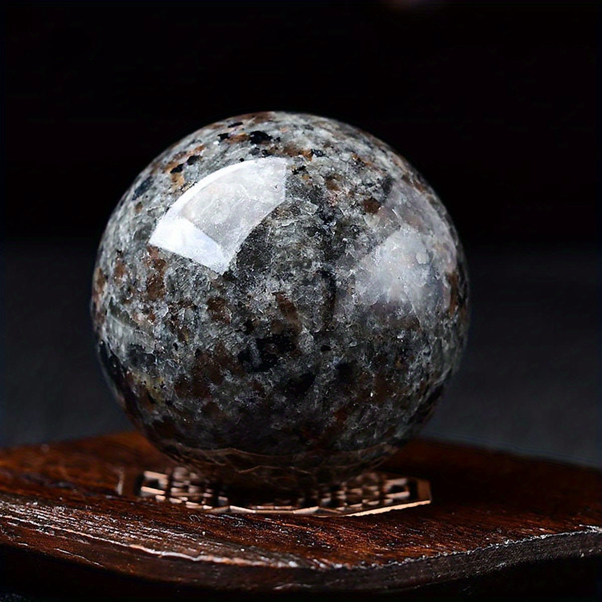 1個の天然フレームストーンクリスタルボール UV反応クリスタルボール