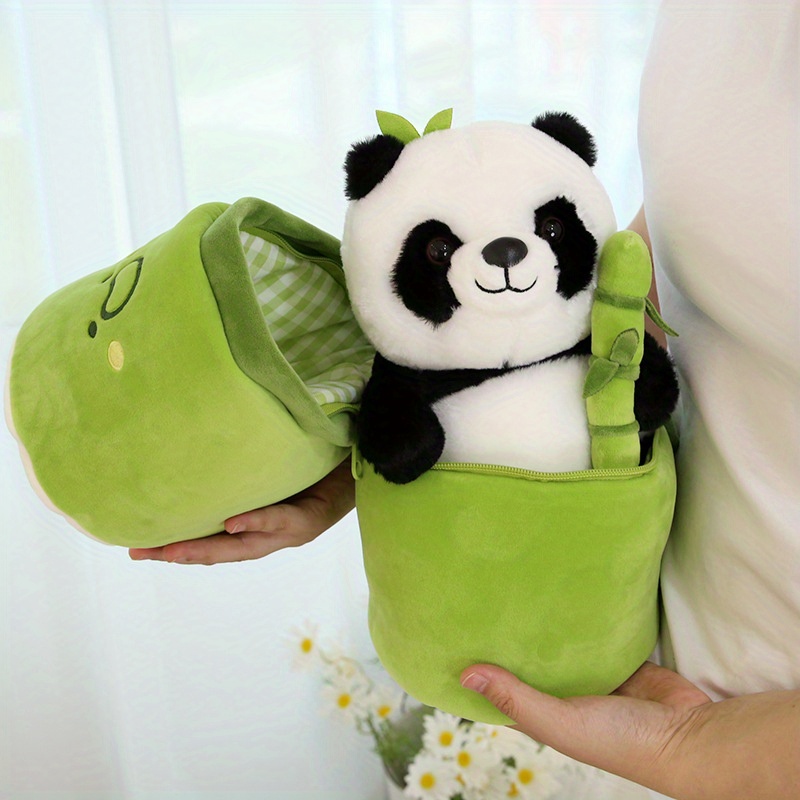 

Peluche de panda en bambou dans un tube de bambou, panda câlinant une poupée en bambou
