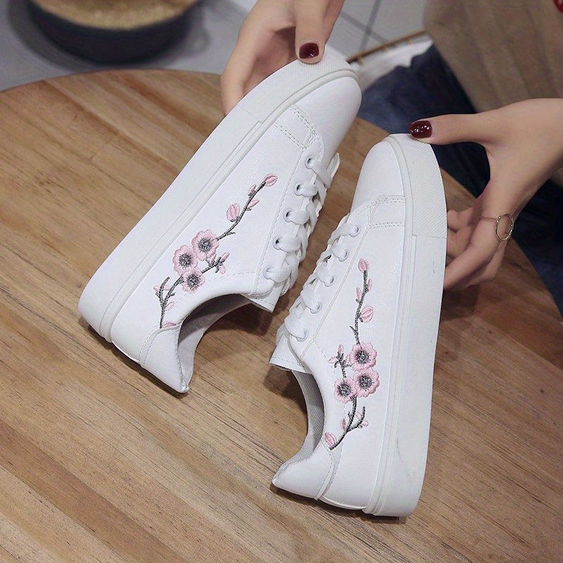 White sneakers with flower hot sale embroidery