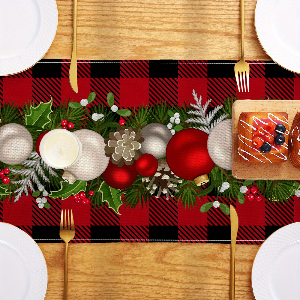 Hermosa Mesa Con Platos Negros, Bolas De Navidad Y Regalo Sobre