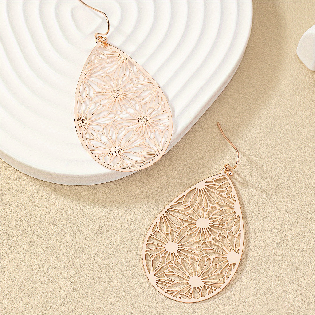 E-shop 1 Paar Bohemian Minimalistische Französische Stil Metall Hohlblumenmuster Hängeohrringe für Damen, Ideal für den als Geschenk