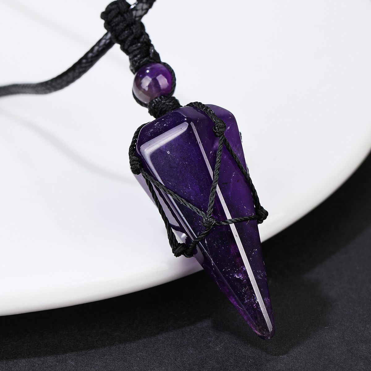 E-shop Stilvolle Herren-Halskette mit Natürlichem Amethyst-Kristall in Sechseckigem Kegel-Anhänger und Geflochtenem Seil - Modisches Accessoire