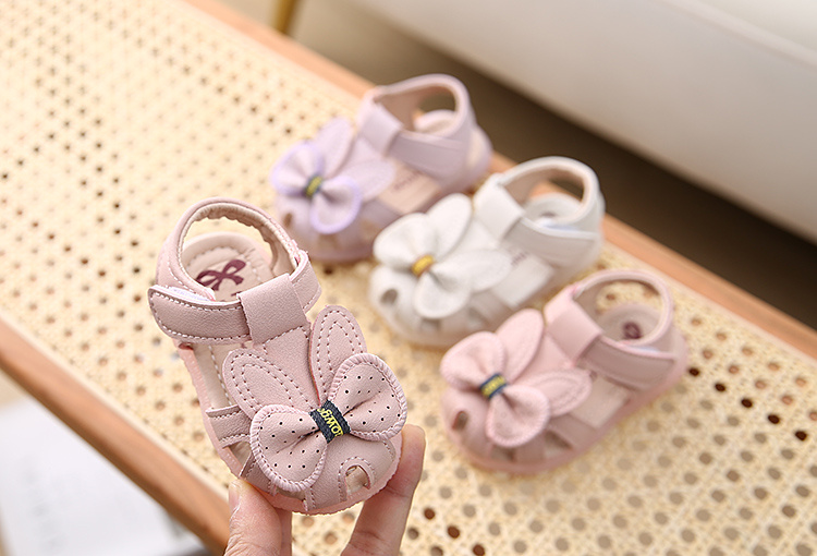 Sandales bébé fille avec décor lapin nœud papillon fermeture