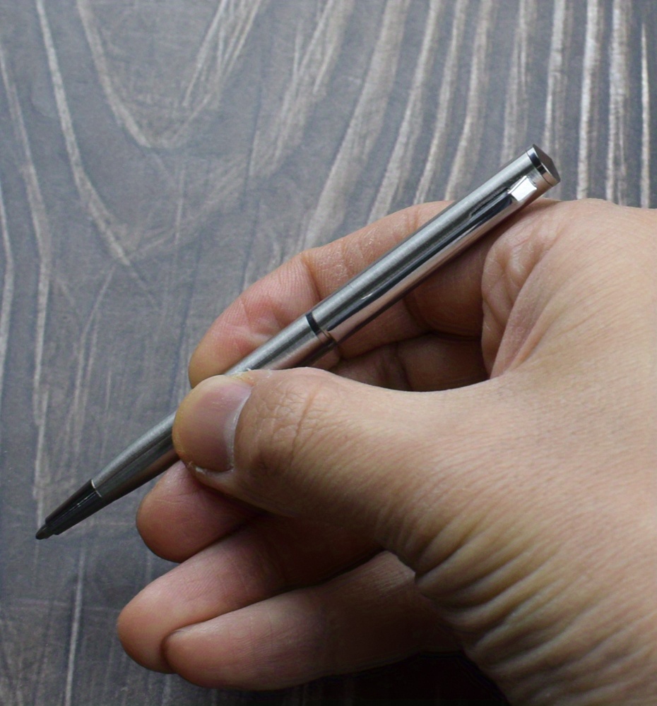 Penna a sfera in acciaio inossidabile tascabile 1pc 0.7mm Ricarica  inchiostro blu nero Mini penna a sfera portatile in metallo Materiale  scolastico di