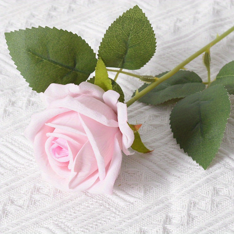 Bouquet Di Rose Bianche Finte Tulle Sul Tavolo Trama Del Tessuto Rosa  Bouquet Di Rose Artificiali Romatico San Valentino Fiore Di Nozze Spazio Di  Copia - Fotografie stock e altre immagini di