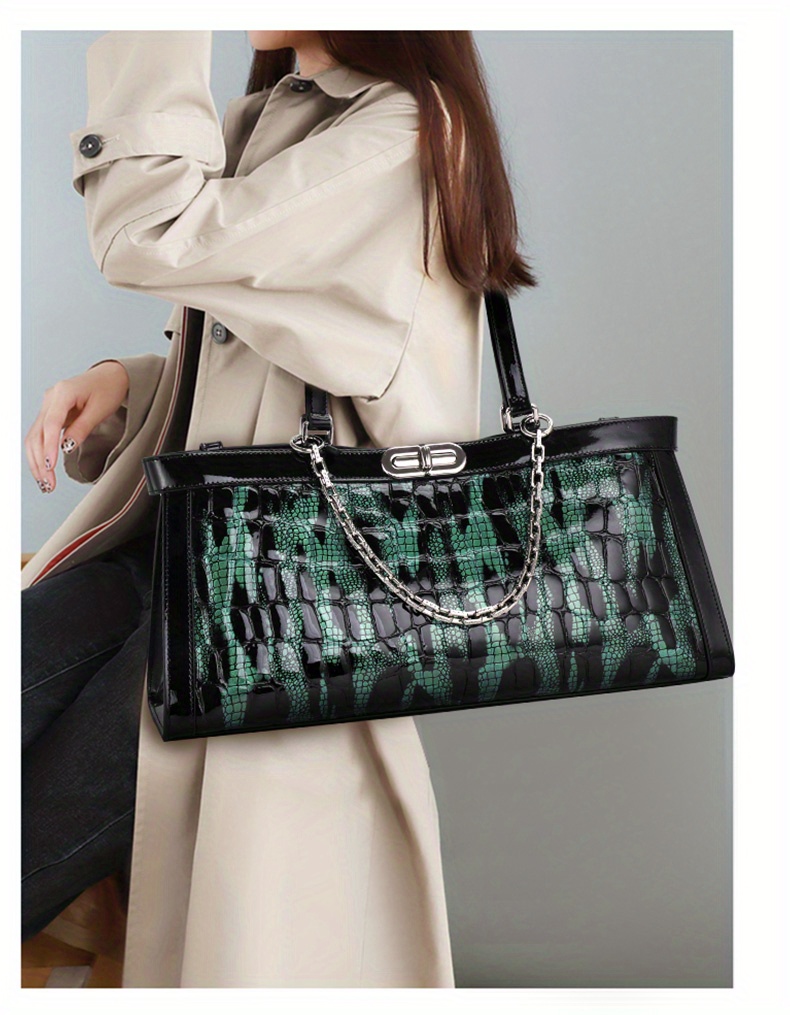 Gucci Zumi Crocodile Medium Top Handle Bag in Green