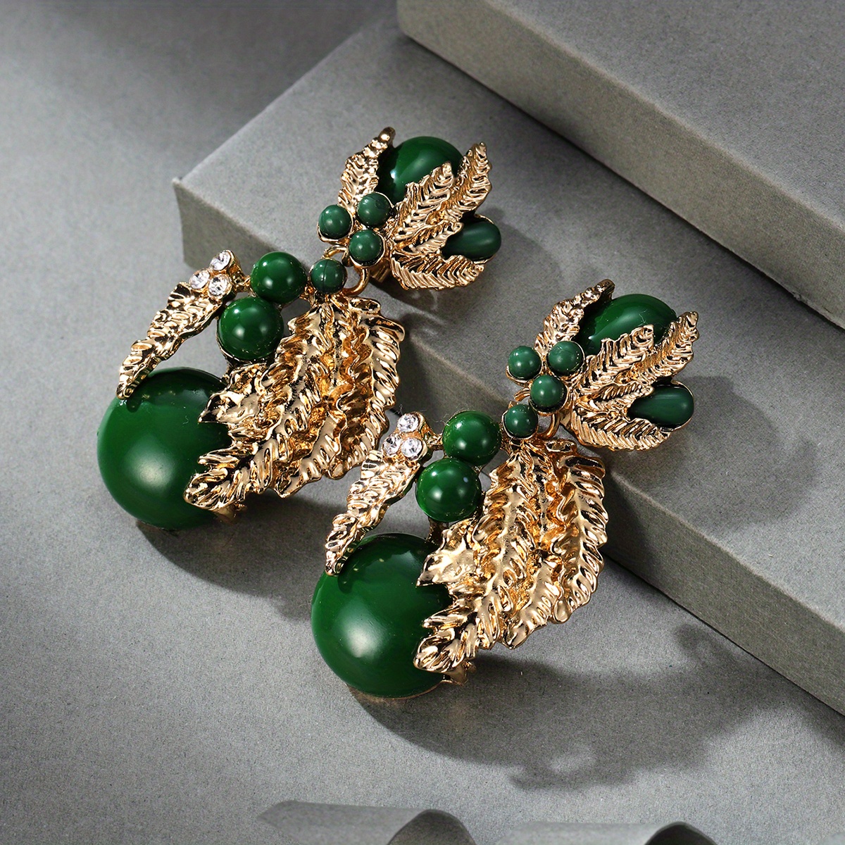 A Pair Of Vintage Elegant Sweet Resin Flower Ear Clips