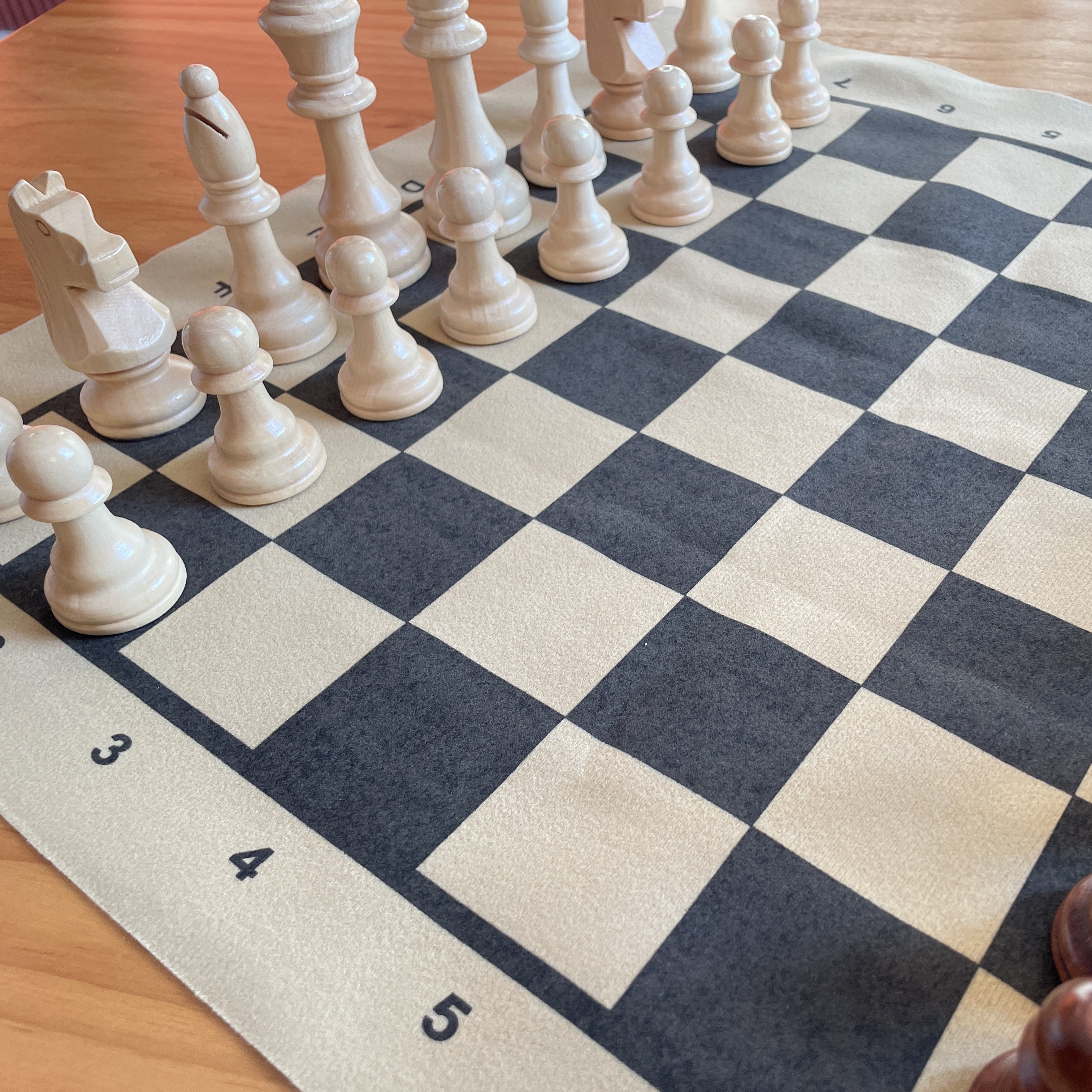 Conjunto de xadrez internacional de madeira xadrez com armazenamento  interno dobrável de madeira maciça jogo de xadrez de xadrez de jogos de  tabuleiro (tamanho : 42 x 42 cm) : : Brinquedos