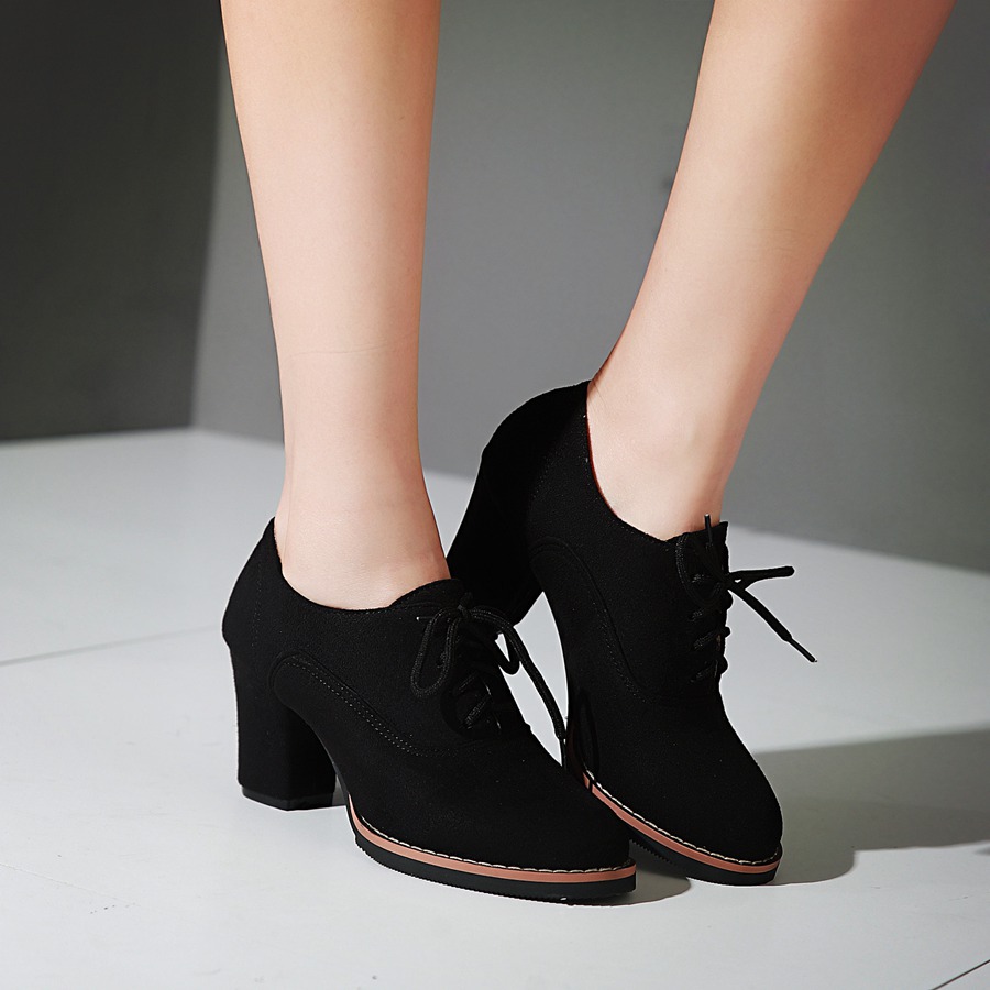 Zapato con cordones para mujer en piel negra con plataforma interna tacon 9