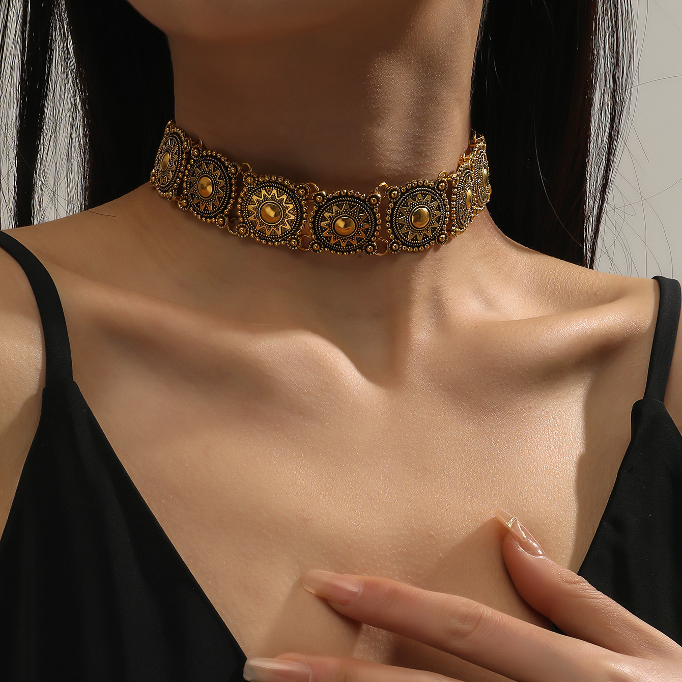 Neck clearance chokers gold