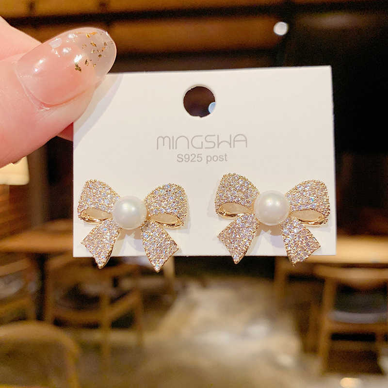 Pearl bow stud earrings