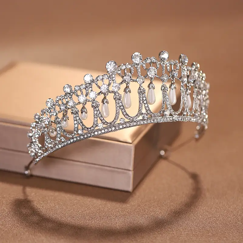 kelin sun'iy marjonlar va suv olmoslari bilan taxt, u nikohlar, tug'ilgan kunlar va kattalar marosimlari uchun sehrli bosh kiyim edi tafsilotlar 1