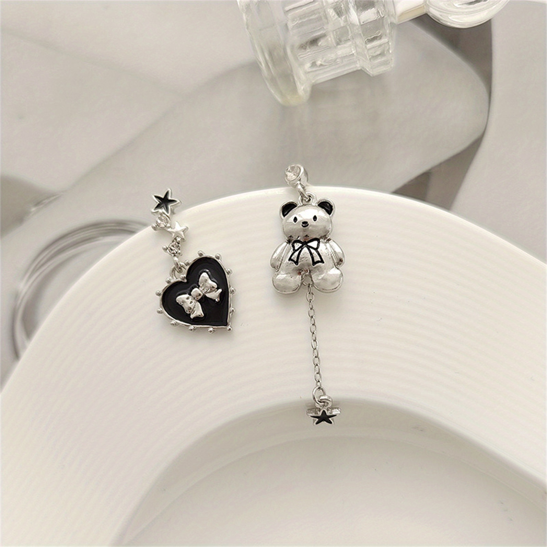 Hello Kitty Icon Mismatch Earring Set