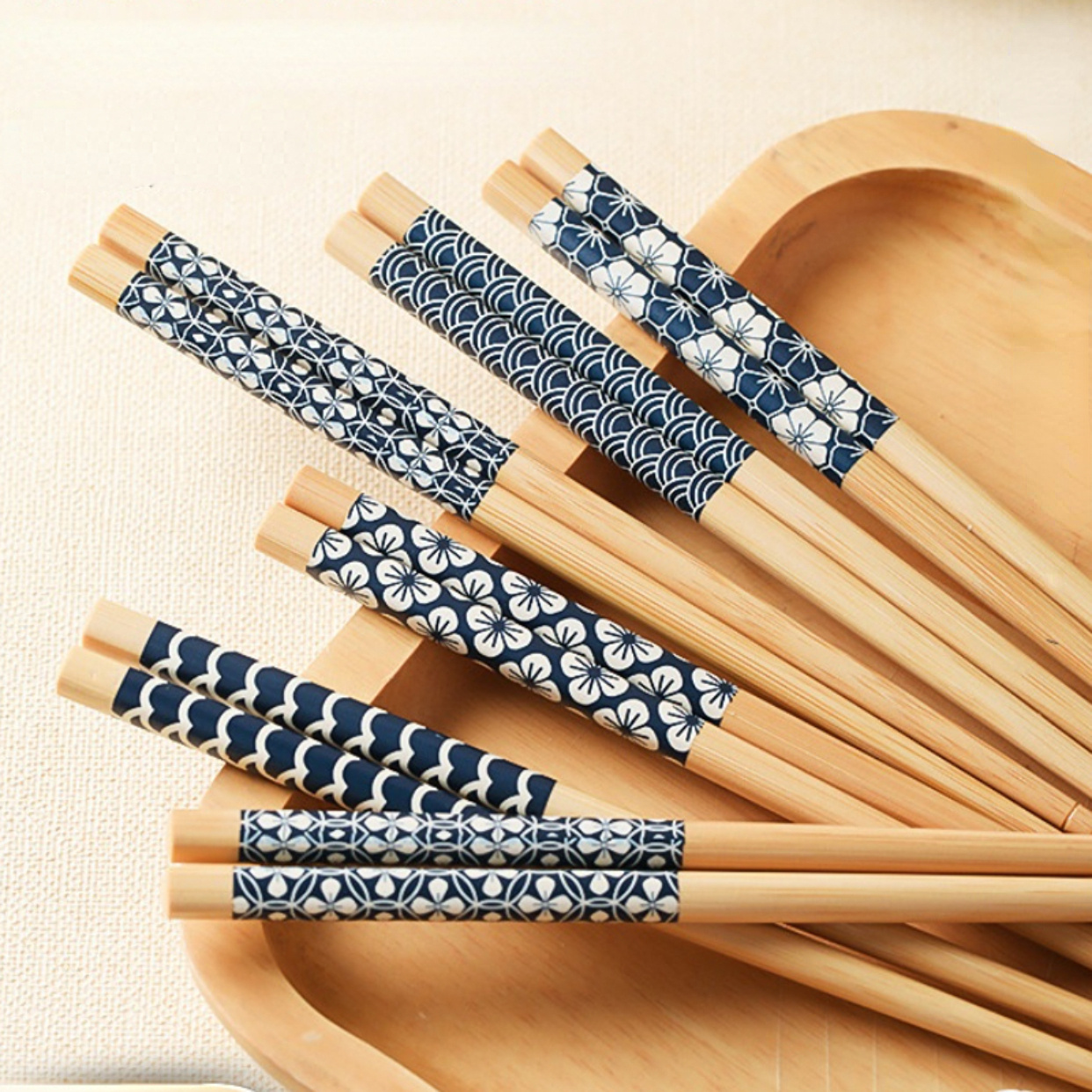Los Palillos Japoneses Para Comen En El Tablero De Madera Imagen de archivo  - Imagen de material, madera: 121445665