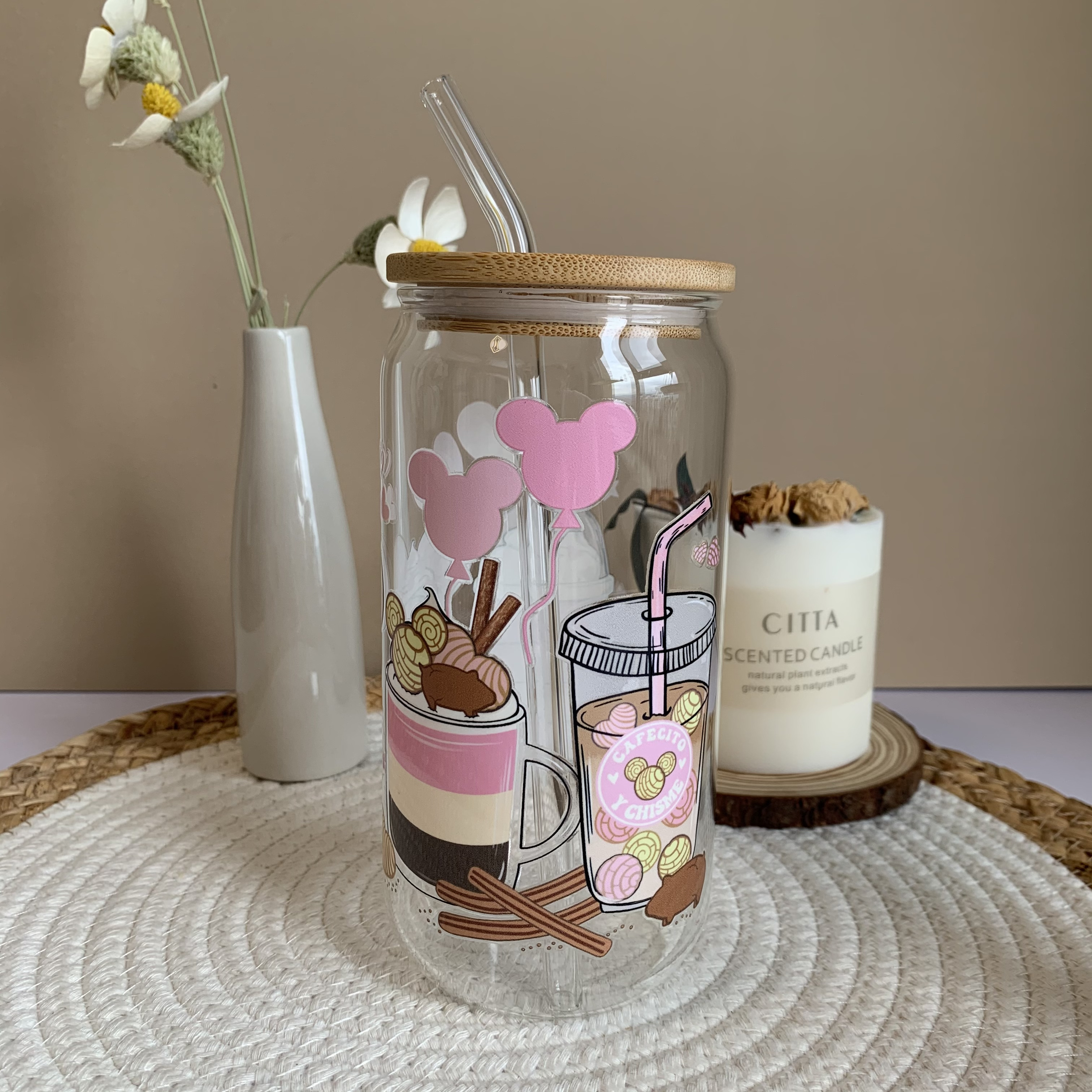 Vaso con pajita de cristal estriado tintado de rosa con tapa de bambú