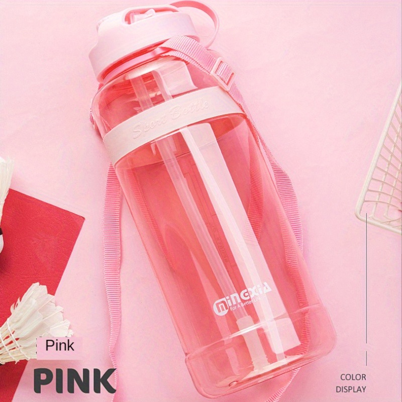 Agua con gas en vaso de plástico con pajita rosa. botella con agua