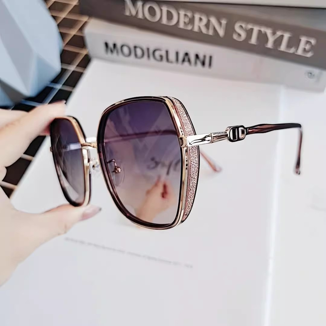 Luxury Unisex Designer Trending Sunglasses For Men With UV400 Lens And Box  From Pra_glasses, $31.72