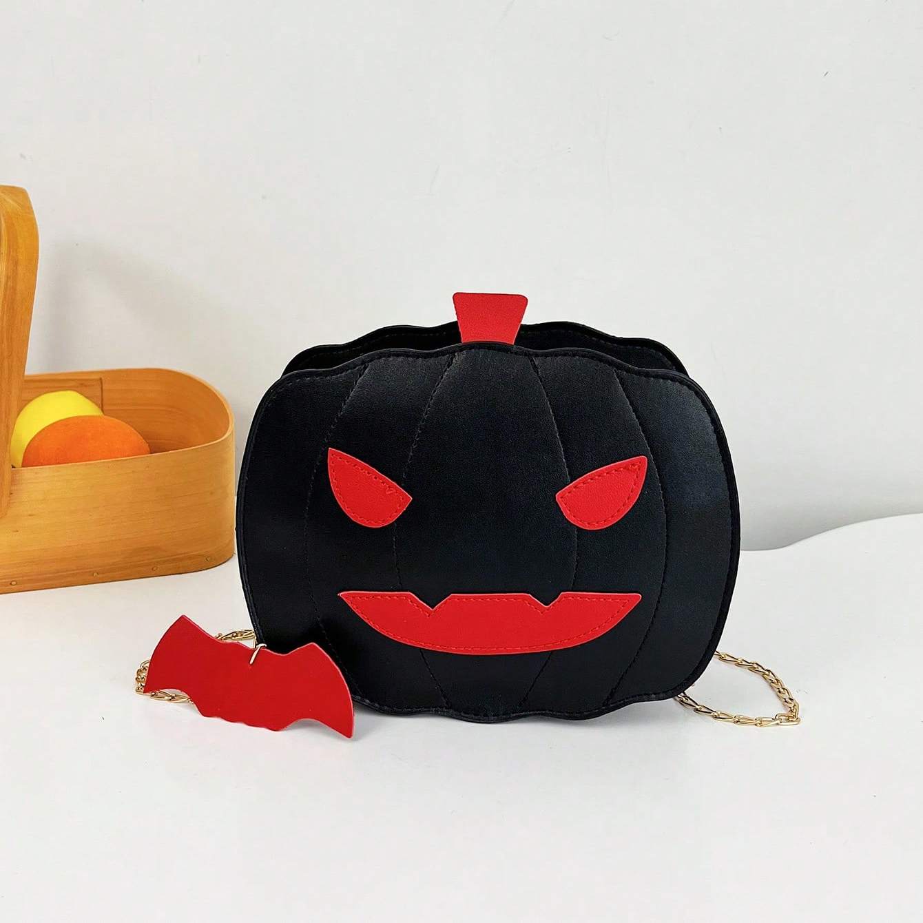 Todos los detalles del bolso viral con calabazas que da la vuelta al mundo