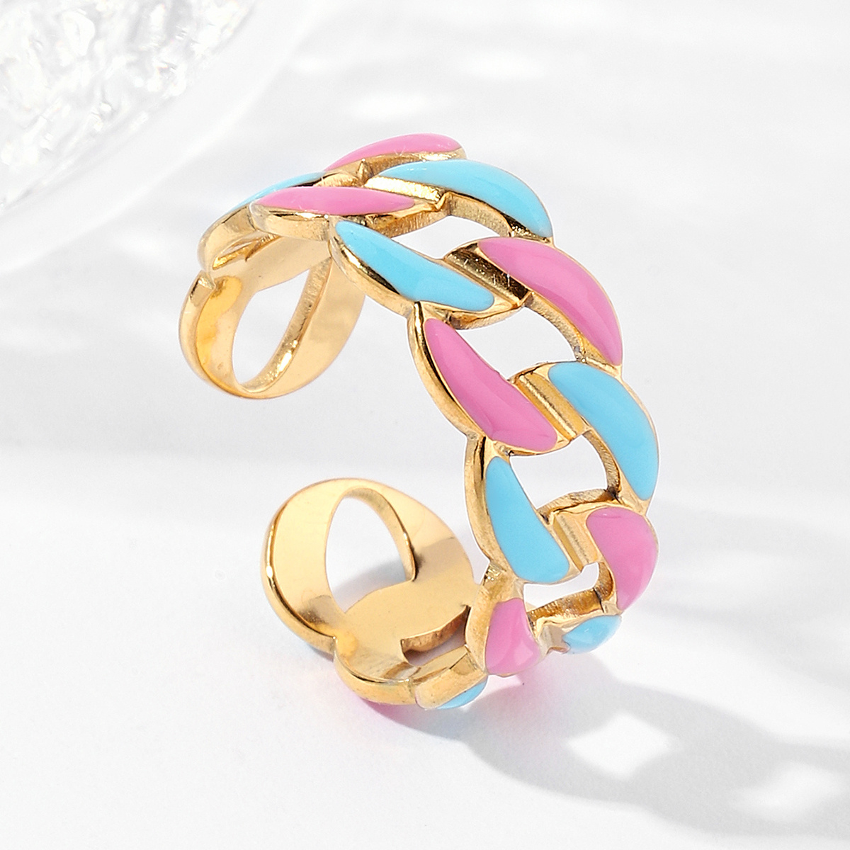 E-shop Ein farbenfroher Ring mit Muster, goldener Edelstahlring in Kettengestalt, einfach, stilvoll, atmosphärisch, luxuriös, personalisiertes Design,