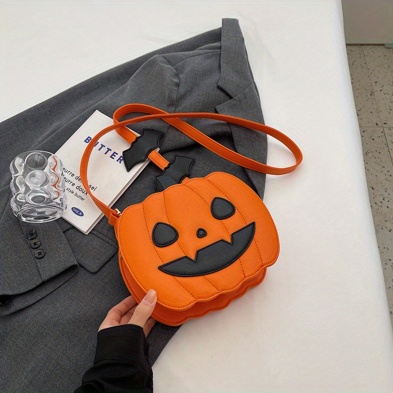 Todos los detalles del bolso viral con calabazas que da la vuelta al mundo