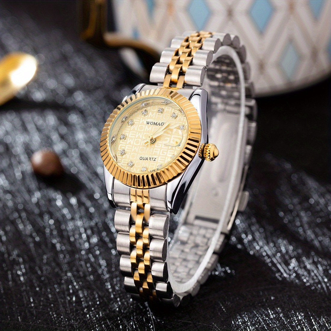 Women's analog watch outlet with date