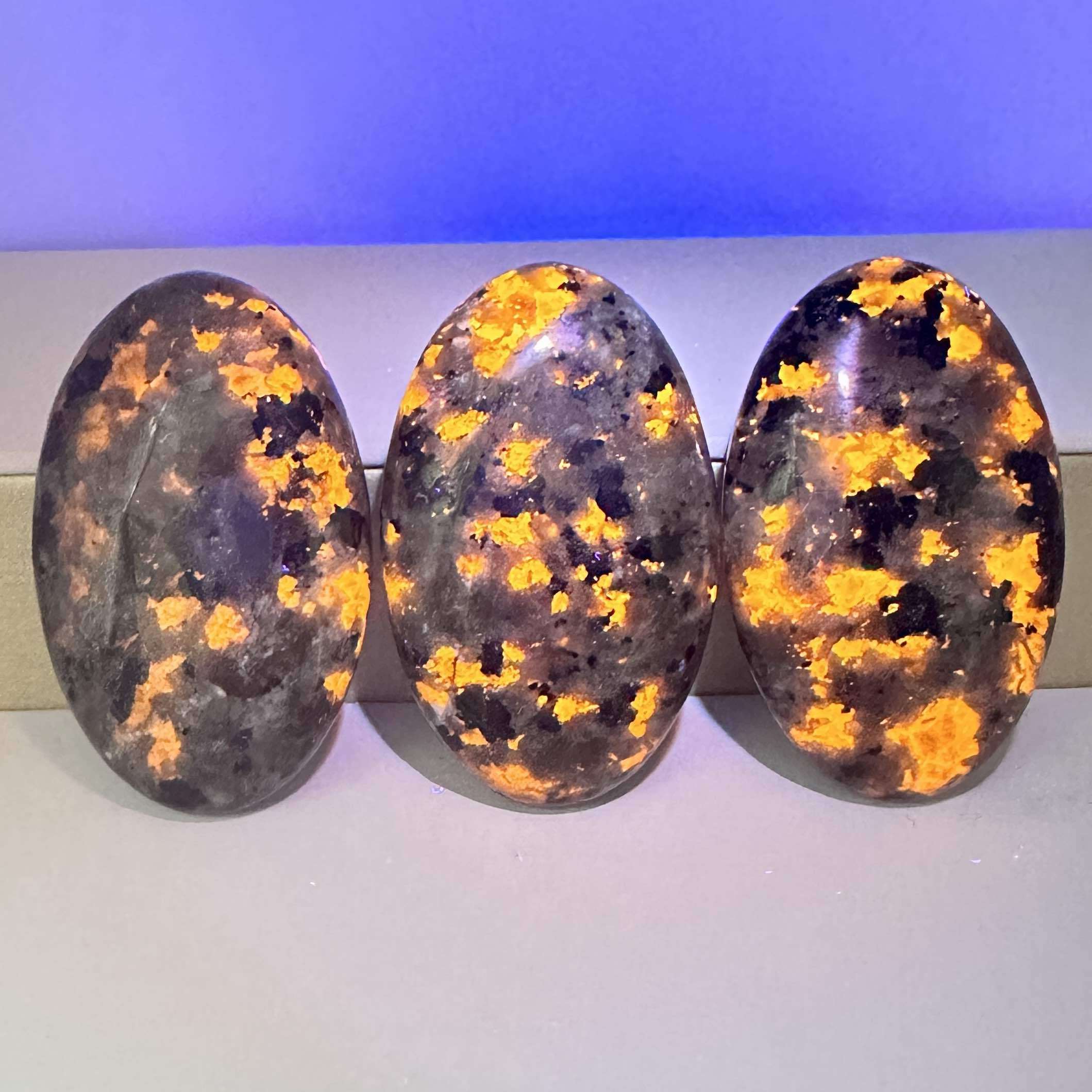 Fluorescent Sodalite Witchs Demon Hand Satanic Decor Natural Magic Stone  Syenite Hornblende Buddha Jewelry Holder Yooperlite Yooper Rock Quartz  Crystal Gothic Ornament From Luckydecor, $428.81