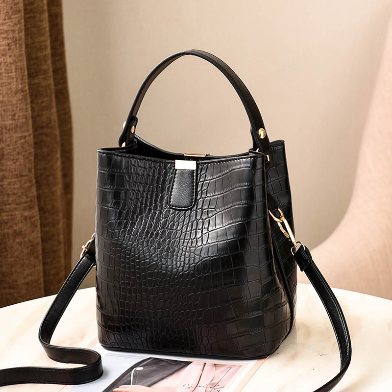 Hirooms Women retro design shoulder bag crocodile leather large capacity  bucket handbag (Apricot): Handbags