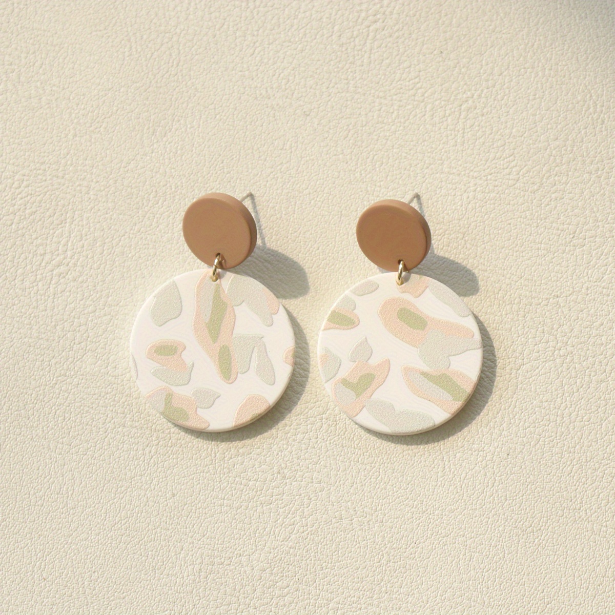 1 Pair -chic Camouflage Round Acrylic Dangle Earrings For Women - Simple, Elegant Design With Stainless Steel Hooks, Ideal For , Quirky Earrings
