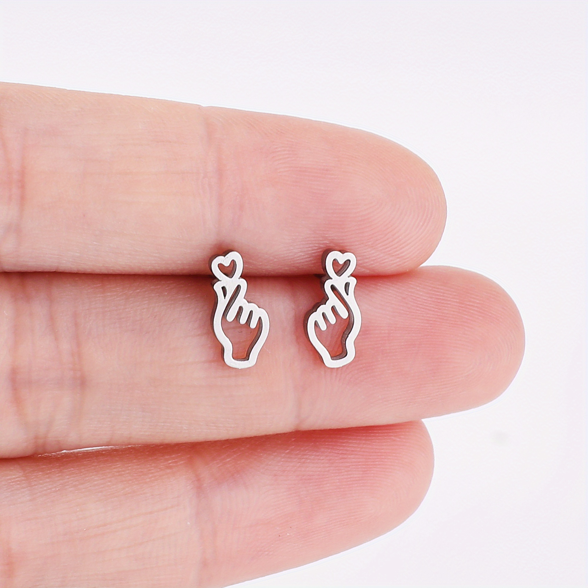 Men's Fashion Stainless -beating Heart Shape Stud Earrings Easy Earrings European And American Cross-border Additions