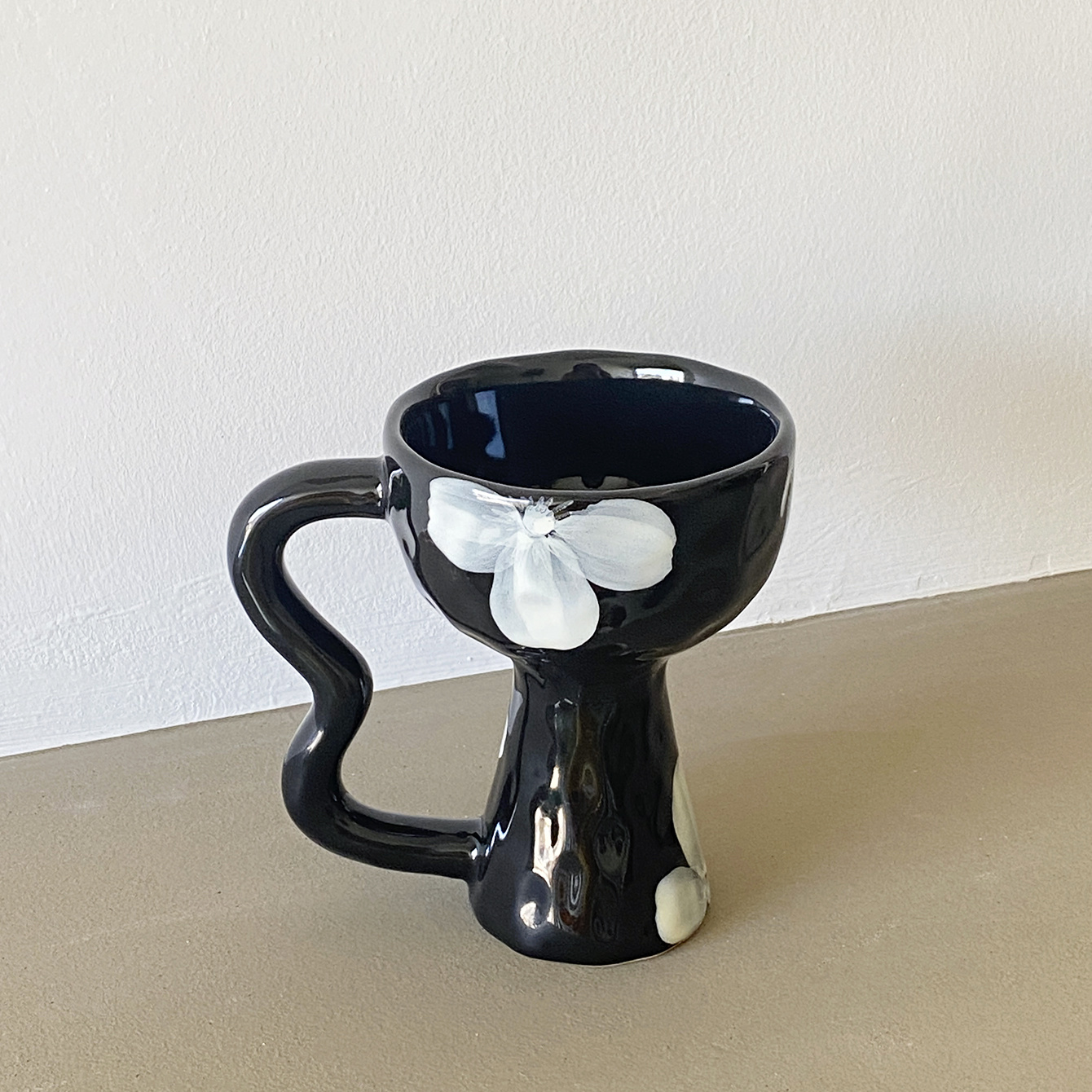 Taza de café con leche tierra negra con asa – Renye – Arte y Cerámica