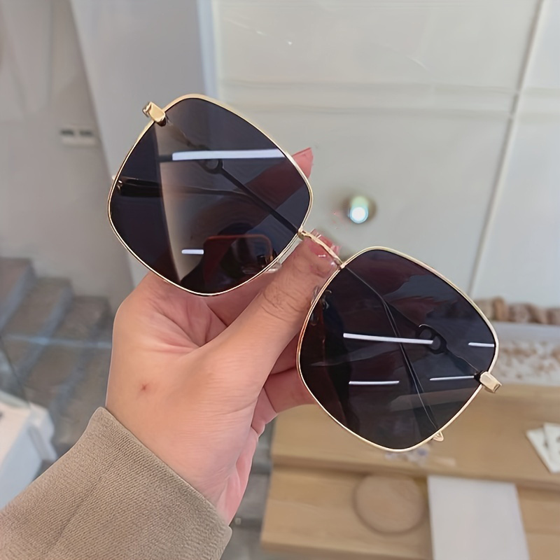 2195 Gradual Sunset Double Beam Wide Foot Square Frame Metal Sunglasses -  China  UV Protection Glasses and High Quality Women Sunglasses price