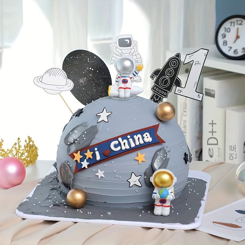 The Little Astronaut & his out-of-this-world friends - - CakesDecor