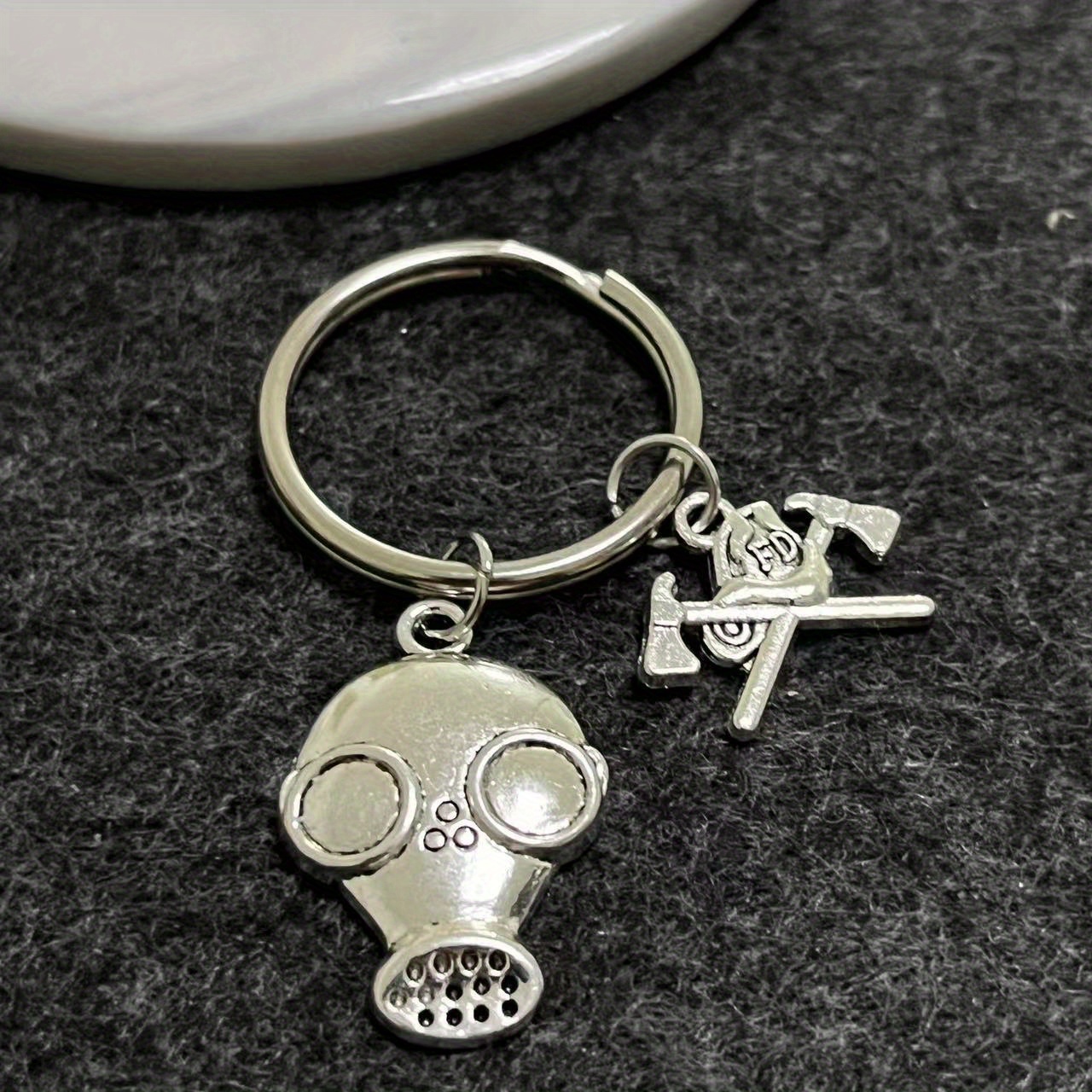 1pc Y2k Cool Halloween Gas Mask Alloy Keychain For Bags Car Keys Decors