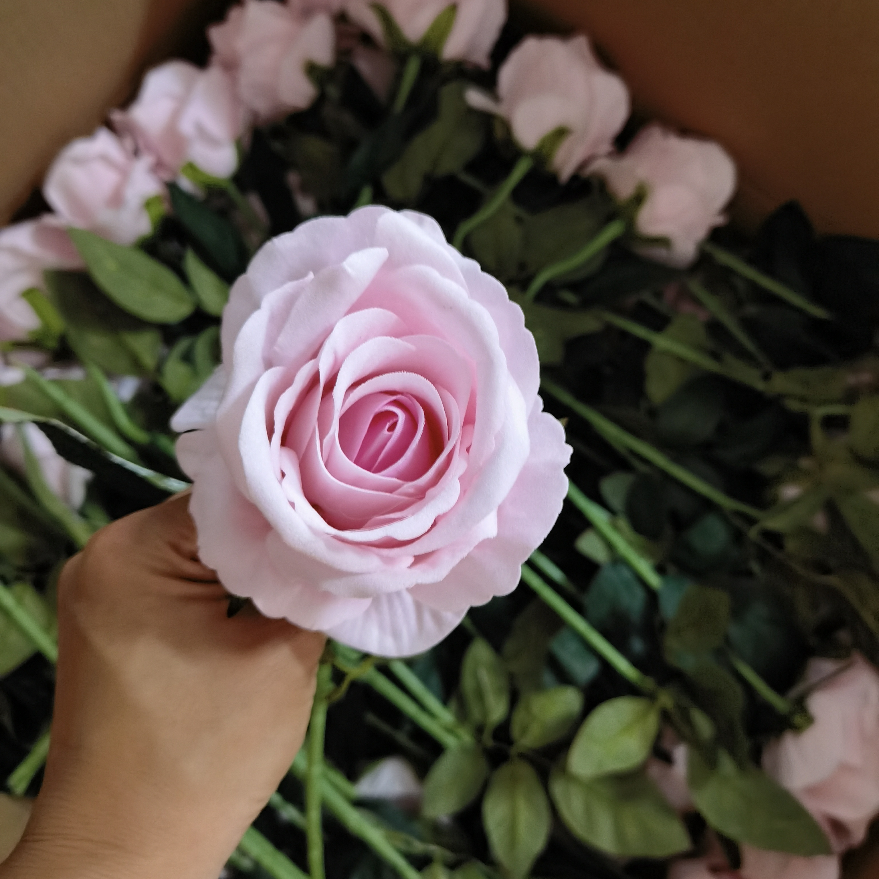 Disposizione delle rose rosse a testa grande, centrotavola artificiale  finto, fiori di velluto di seta in vaso di vetro per la composizione  floreale della decorazione domestica -  Italia