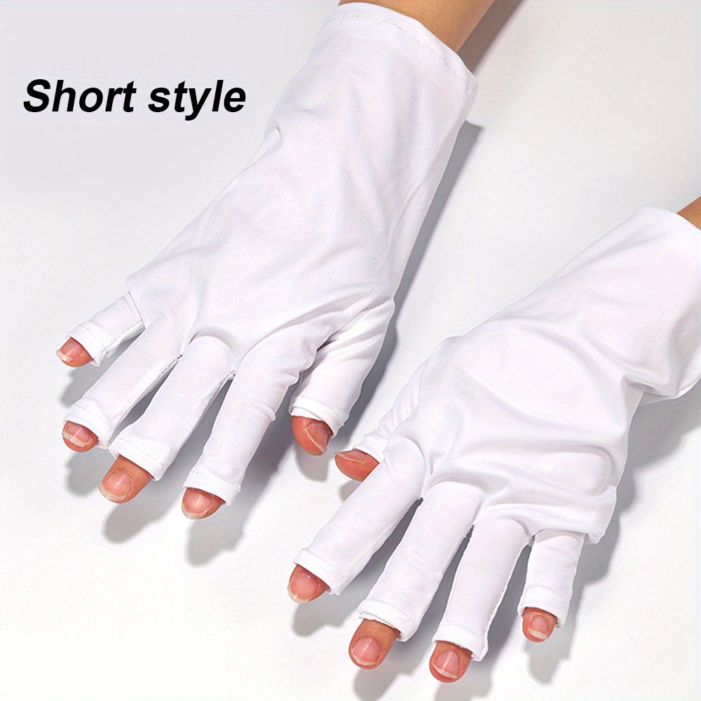 mains de manucure Maître dans blanc protecteur gants appliquer