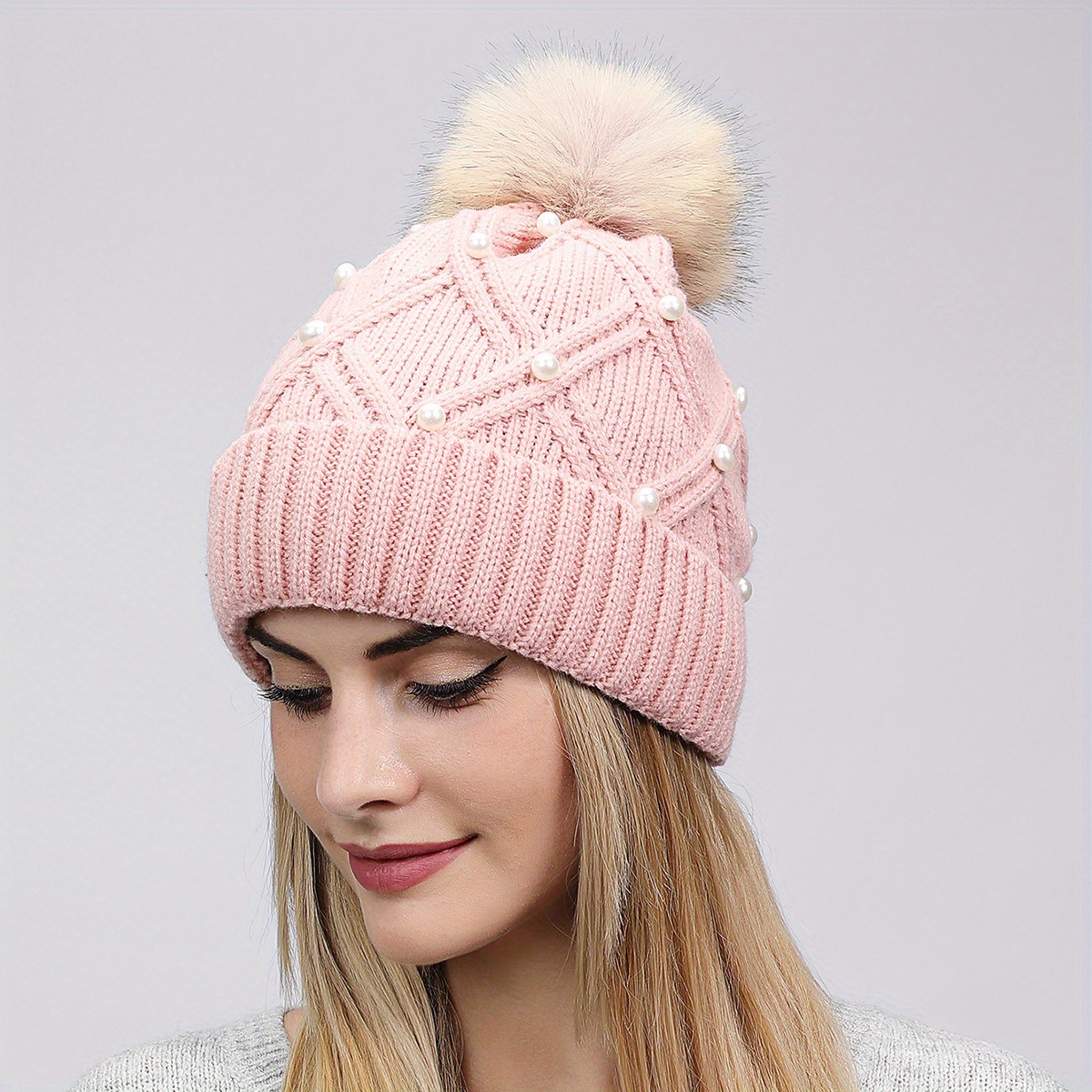 GORRO DE MUJER DE PUNTO BEIGE CON POMPOM