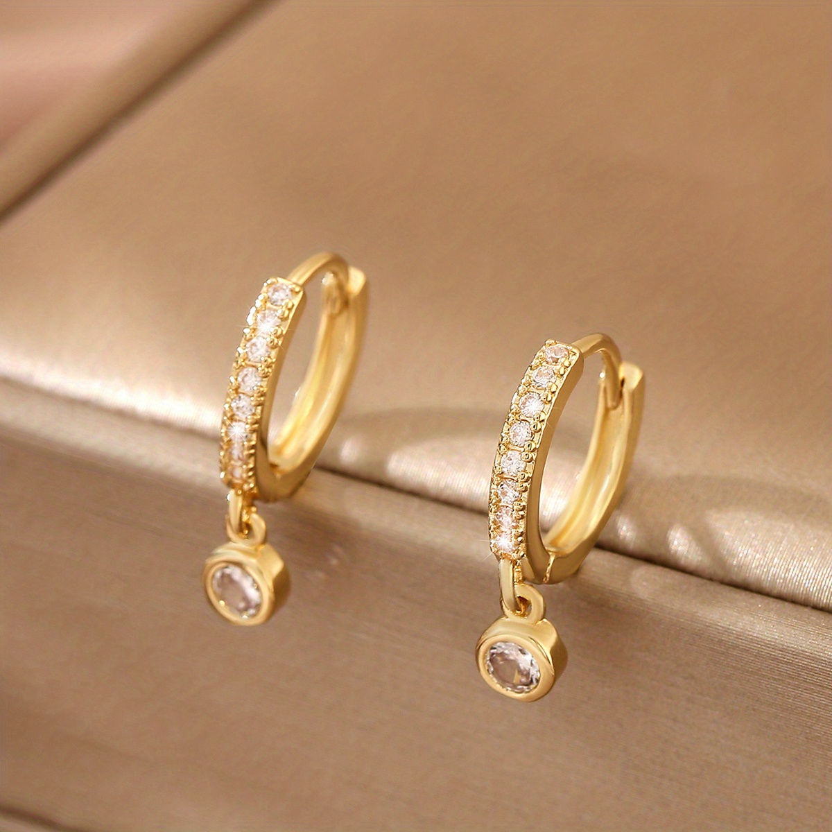 Image of A Pair Of Elegant And Fashionable Sparkling Copper-set Synthetic Synthetic Zirconia Teardrop Earrings For Women, Perfect As A Gift For Anniversaries Or Dates
