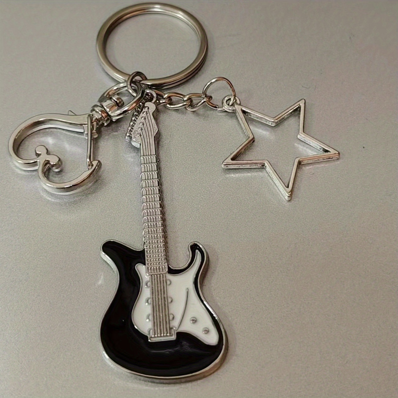 Esclusivo portachiavi a forma di chitarra in metallo per strumenti musicali  per uomini, pendente a forma di stella per promozione pubblicitaria per