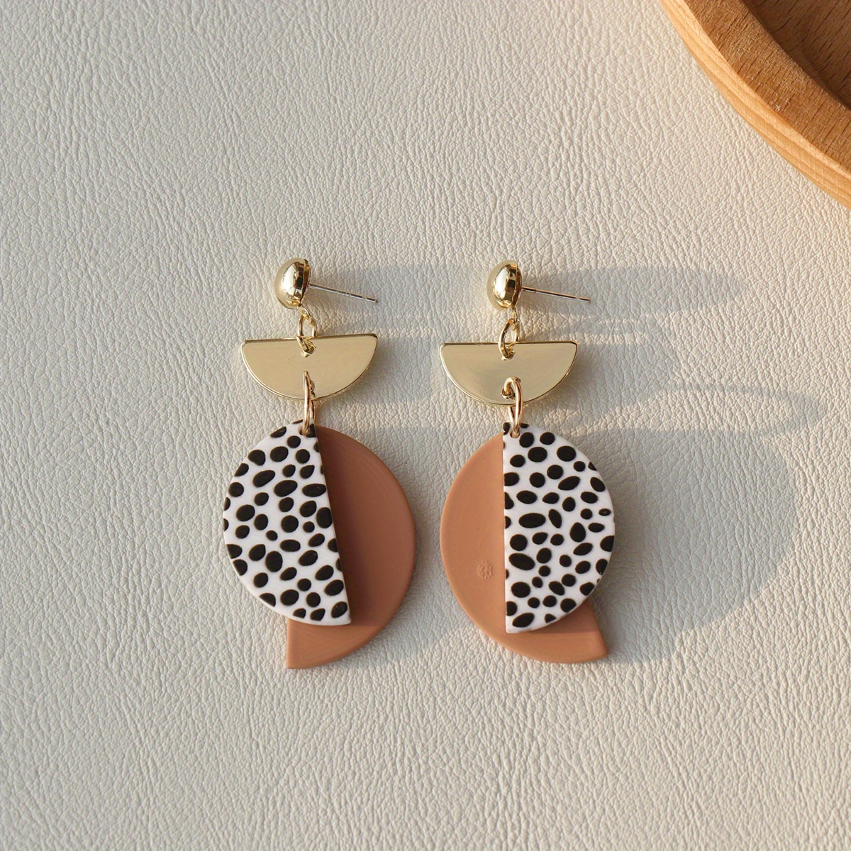 Image of 1 Pair Of Vintage Acrylic Pendant Earrings With Semi-circle Spots In Contrasting Colors, Featuring A Clay-like Texture, For Women's Casual And Vacation Wear