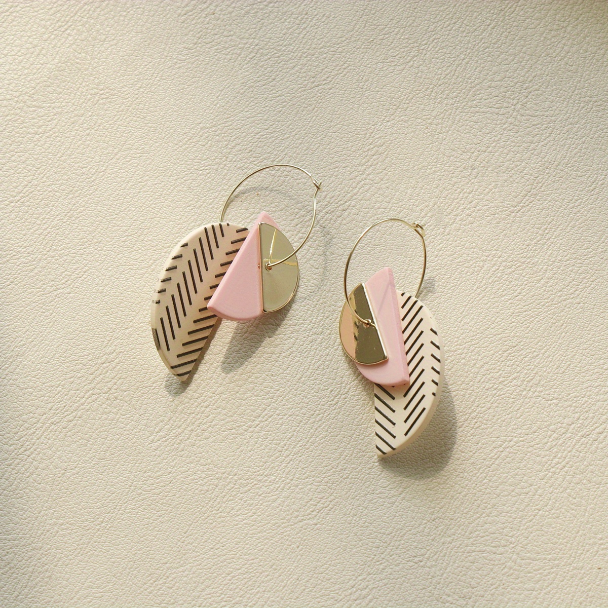 Image of A Pair Of Beige And Pink Semi-circular Line Fashion Acrylic Pendant Earrings With A Clay Texture, Suitable For Women's Vacation And Daily Wear