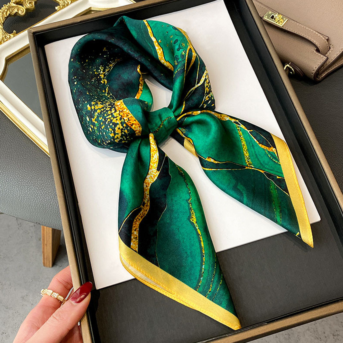 

27.5in Green Carriage Pattern Square Scarf For Women, Vintage Simulated Silk Shawl, Spring Autumn Elegant Bandana