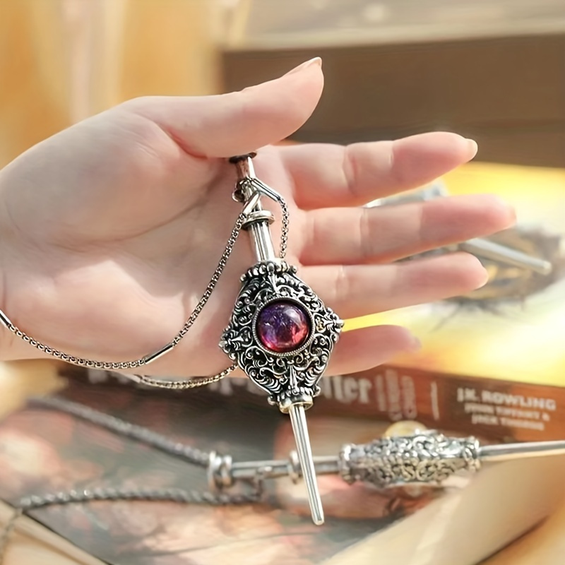 

Vintage Witchcraft Necklace With Detachable Blood Pouch, Witch Wand Pendant For Men And Women, Ideal For Role-playing And As A Gift Of Jewelry.