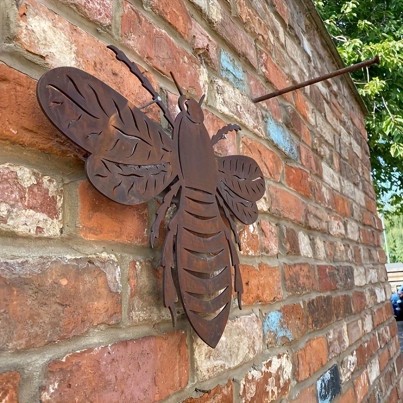 

Rustic Bee Wall Art Decor, Outdoor Metal Garden Sculpture, Country-inspired Decorative Hanging Accent