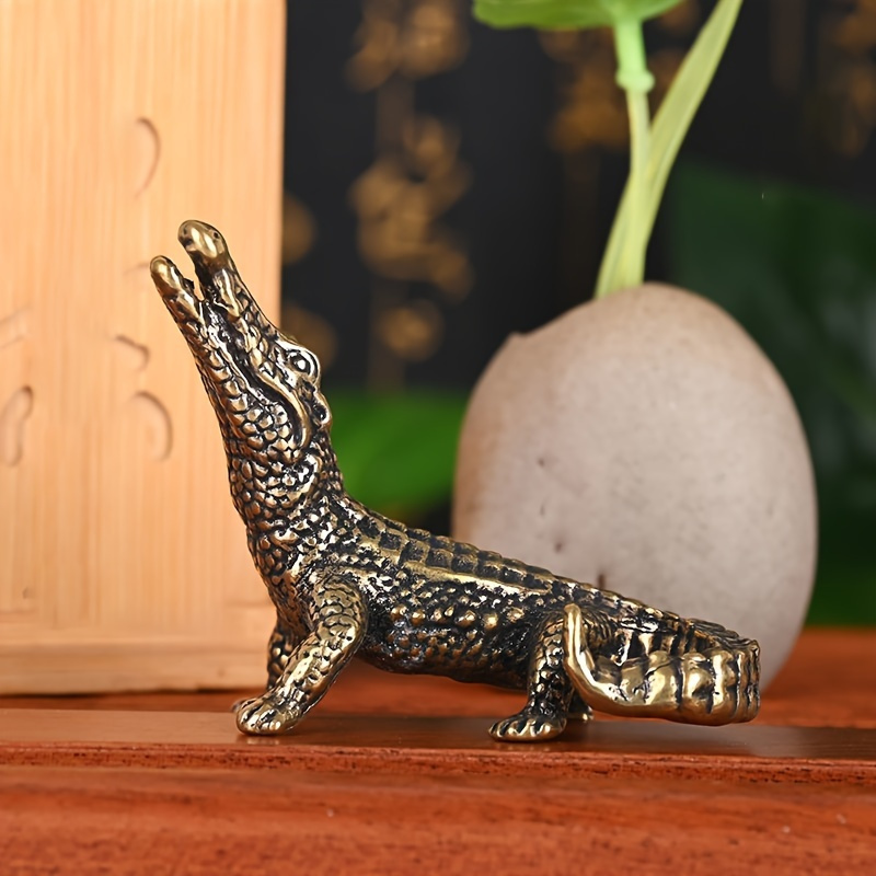 

1pc Metal Crocodile Figurine Crafted Brass Alligator Statue - Alphabet Animal Series Decor For Home, Office, Café, Bookshelf, Entryway Display - Versatile Indoor & Outdoor Decorative Accessory