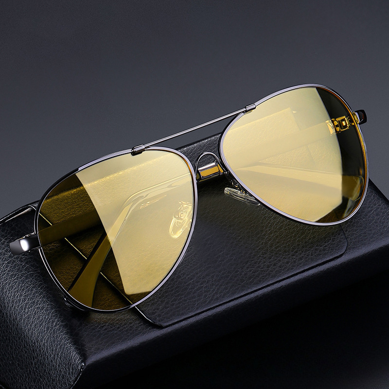 

Une paire de lunettes de vision nocturne pour hommes, spécialement conçue pour la conduite de nuit, avec protection anti-éblouissement et verres polarisés pour un style de conduite de nuit à la mode.