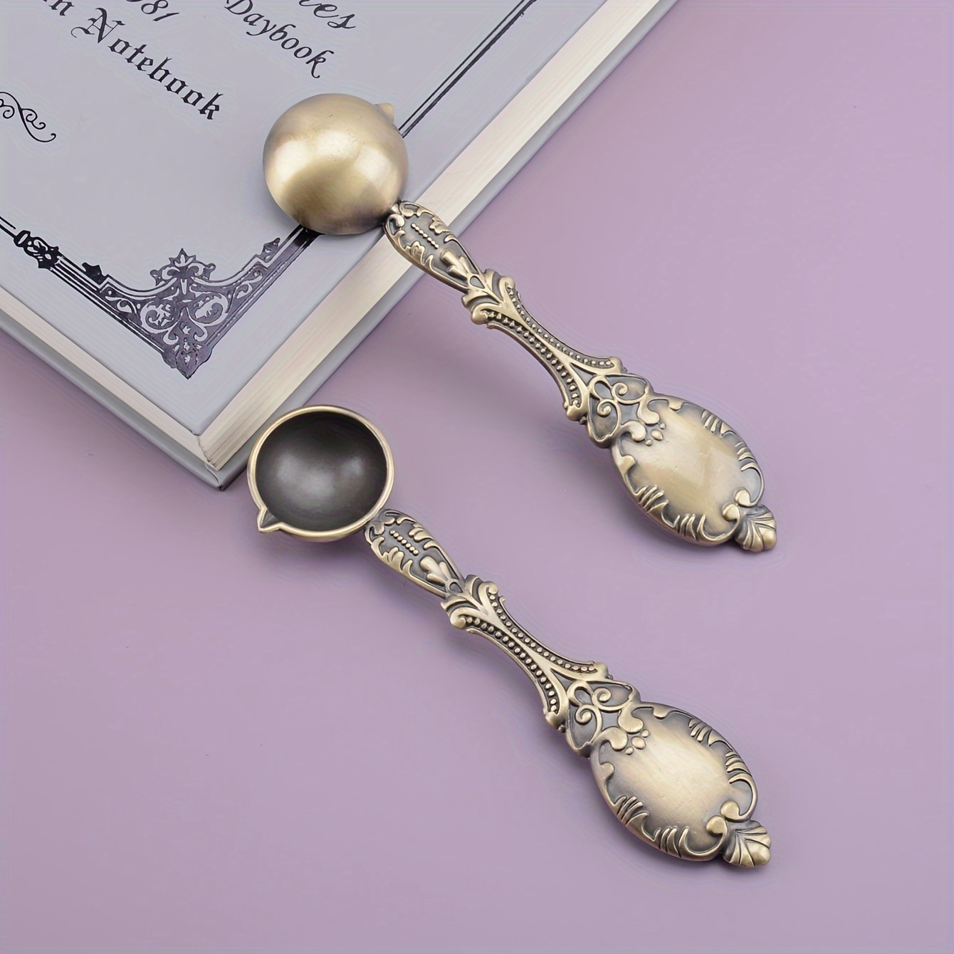 

A Single Piece Of Retro-style Antique Bronze Spoon For Melting Wax, With A Handle Resembling A Furnace, Used For Sealing Wax On Vintage Envelopes.