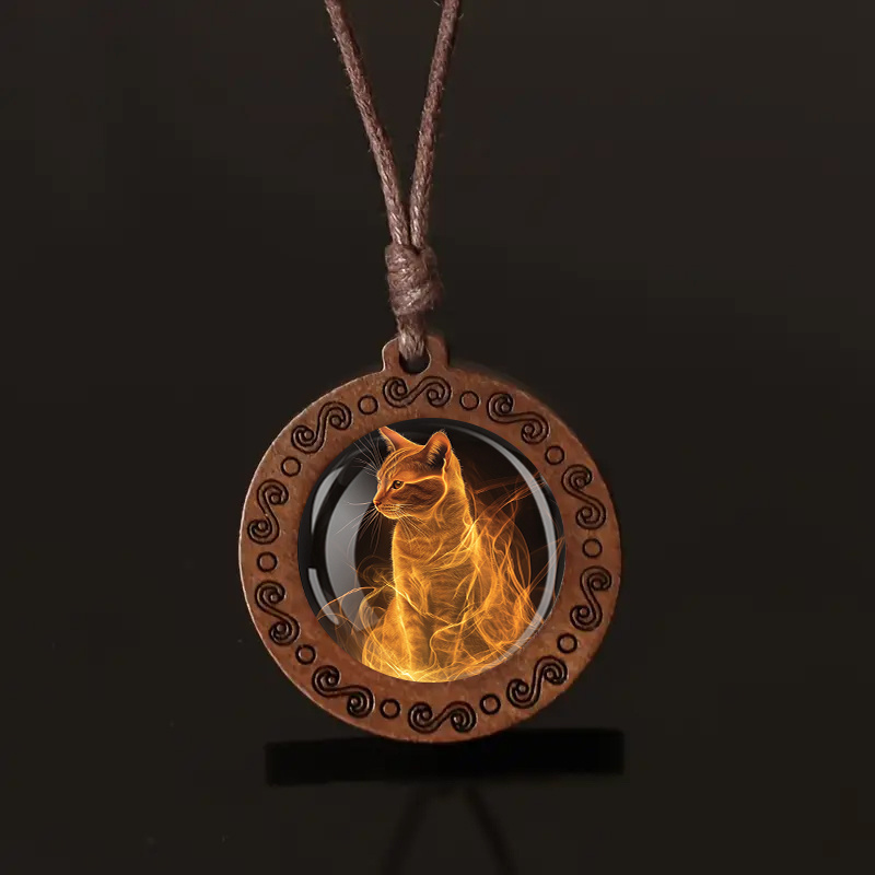 E-shop Eine strahlende goldene orange Katze schaut auf ein Holzpendant-Halsband, unisex, mit einem verstellbaren Band, geeignet für den täglichen
