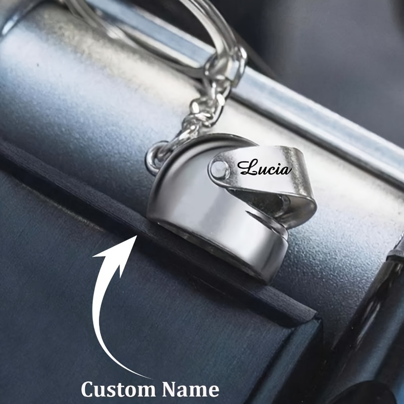 E-shop 1 Stück Personalisierter Edelstahl-Schlüsselanhänger, Silber-Rot-Schwarz Herren Rucksackzubehör mit Gravierten Buchstaben Namen – Perfektes